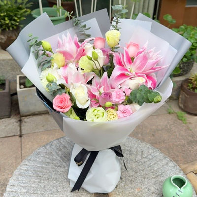 钦州9朵玫瑰混搭百合，爱恋纯真无邪