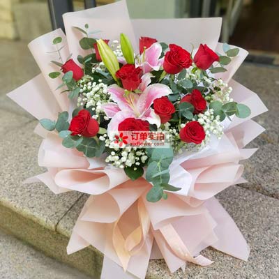 钦州11朵红玫瑰百合，全世界里只有一个你